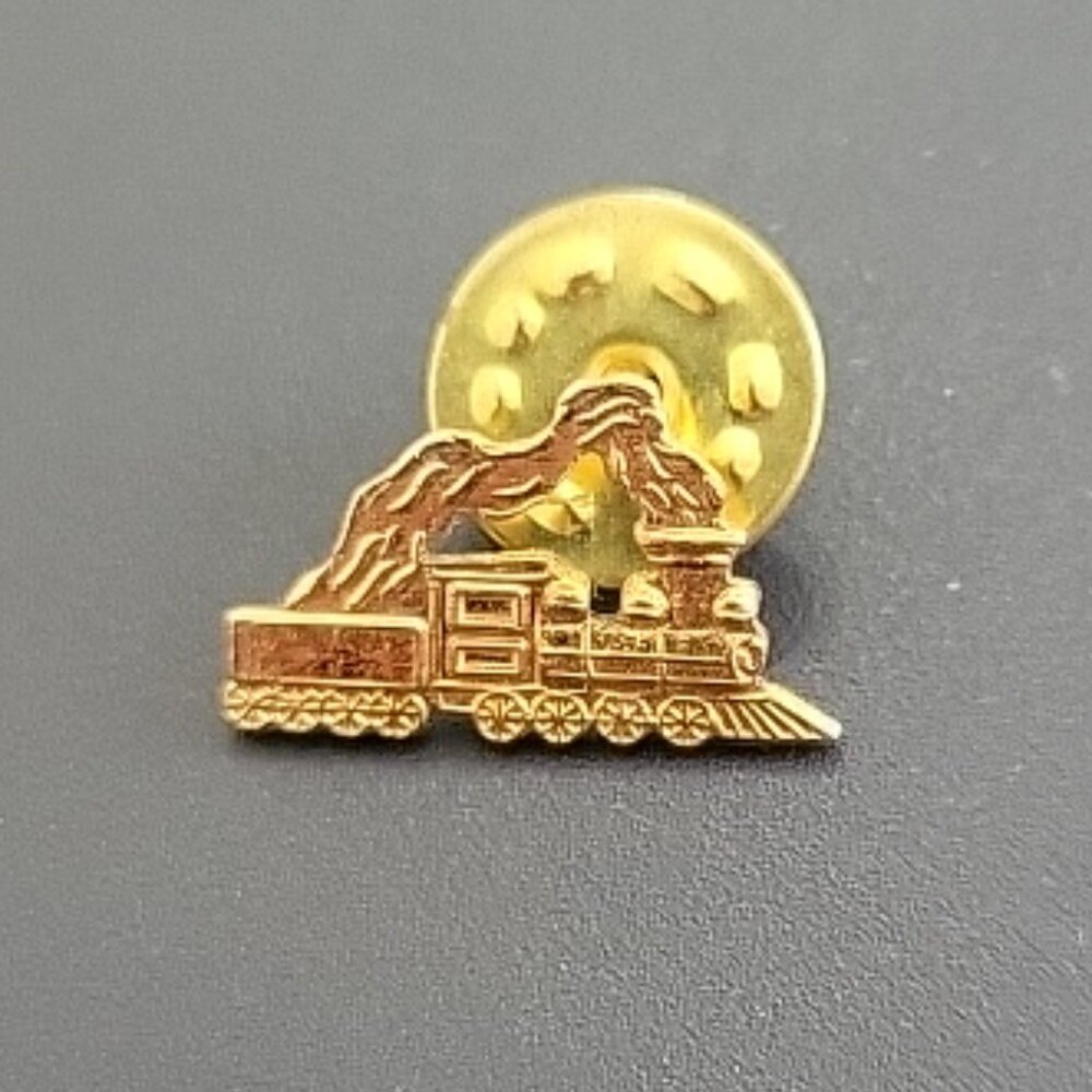 Vintage Gold Tone Shiny Pioneer Steam Engine Train Locomotive Tie Tack Hat Pin